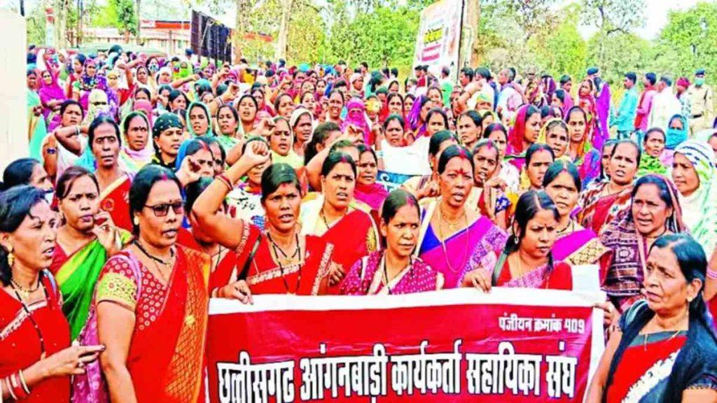 नोटिस के बाद भी आंगनबाड़ी कार्यकर्ता सहायिकाओं का प्रदर्शन जारी, 20 को बड़ा आंदोलन