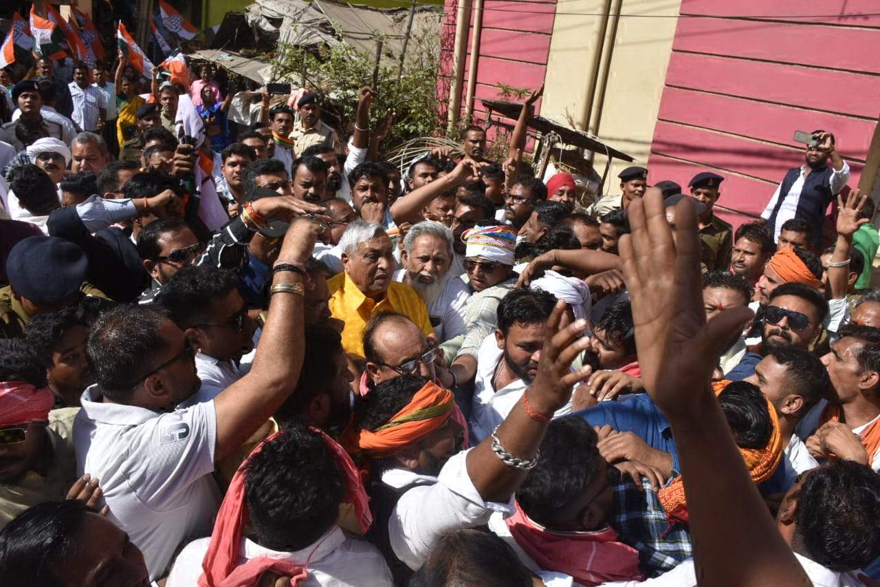 प्रदर्शन के लिए भीड़ का संकट