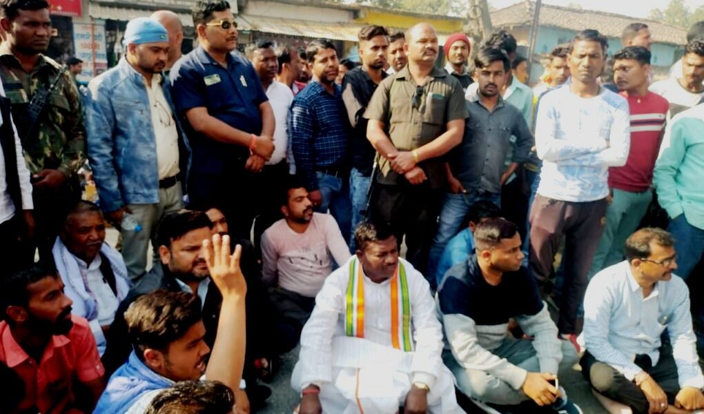 एसपी के खिलाफ कांग्रेस विधायक धरने पर, मारपीट के आरोपियों को हथकड़ी लगाकर शहर में घुमाने की मांग