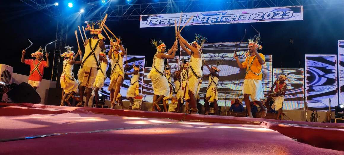 चित्रकोट महोत्सव के दूसरी शाम भी सजी  रही सांस्कृतिक कार्यक्रमों से