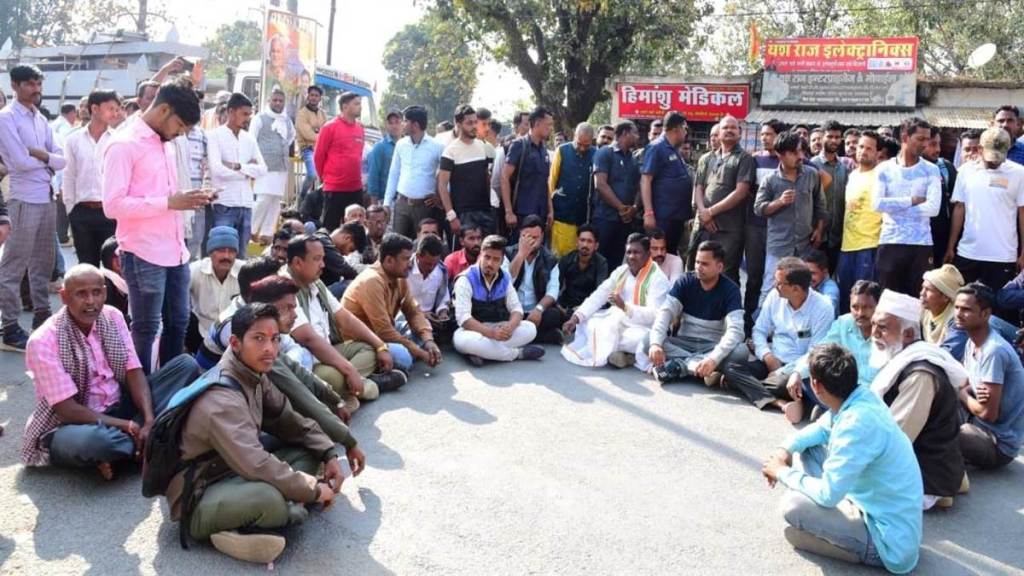 विधायक एसपी के खिलाफ दूसरे दिन  भी सडक़ पर, बलरामपुर बंद