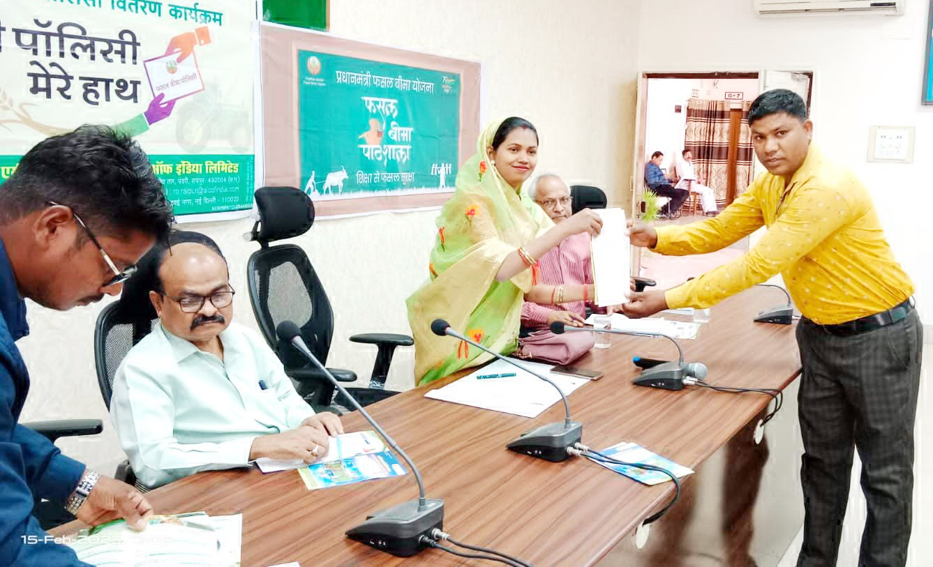 जिपं अध्यक्ष ने किसानों को बांटे बीमा पॉलिसी 