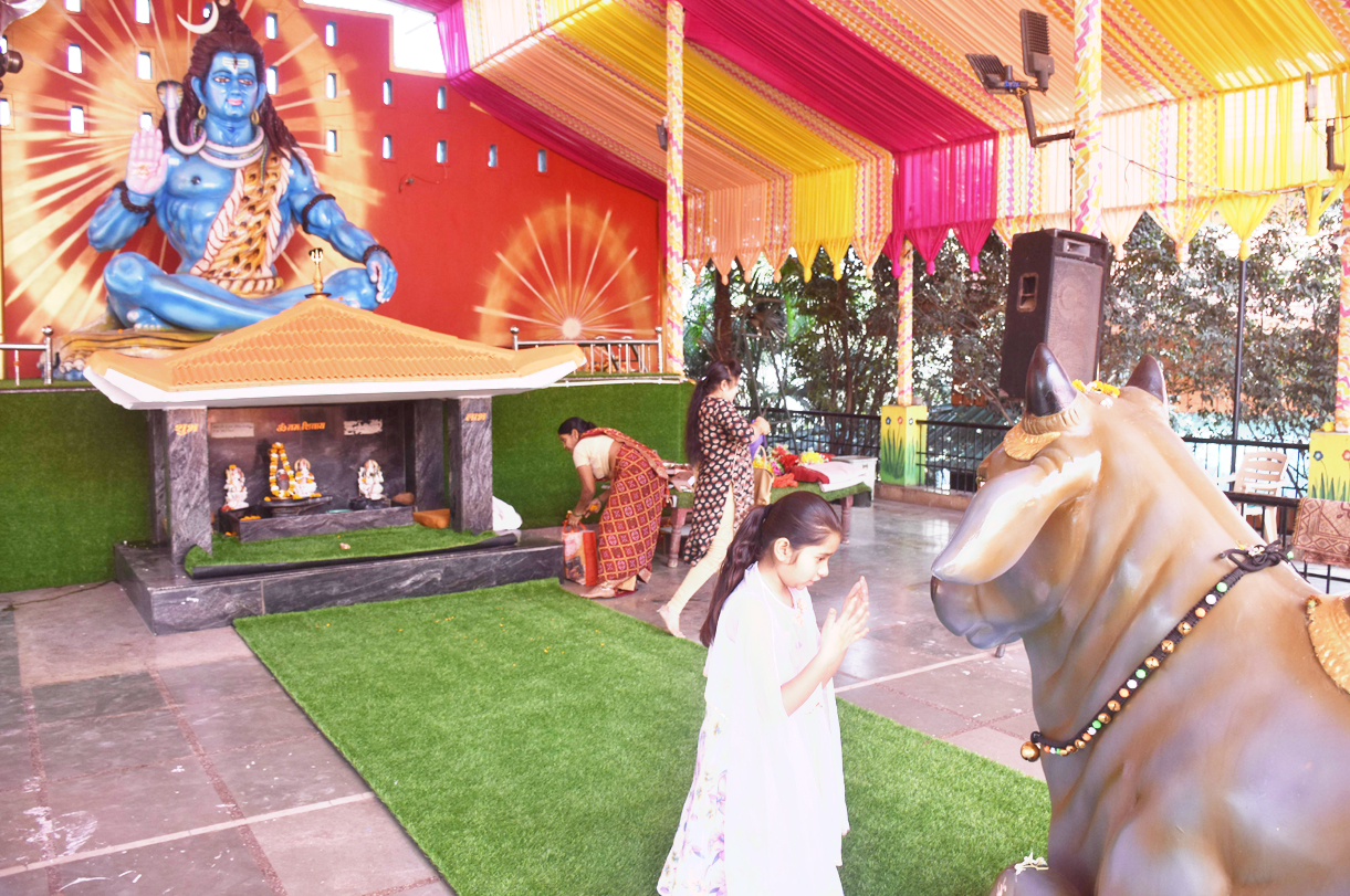 मंदिरों में श्रद्धालू शिवलिंग पर जल अभिषेक 