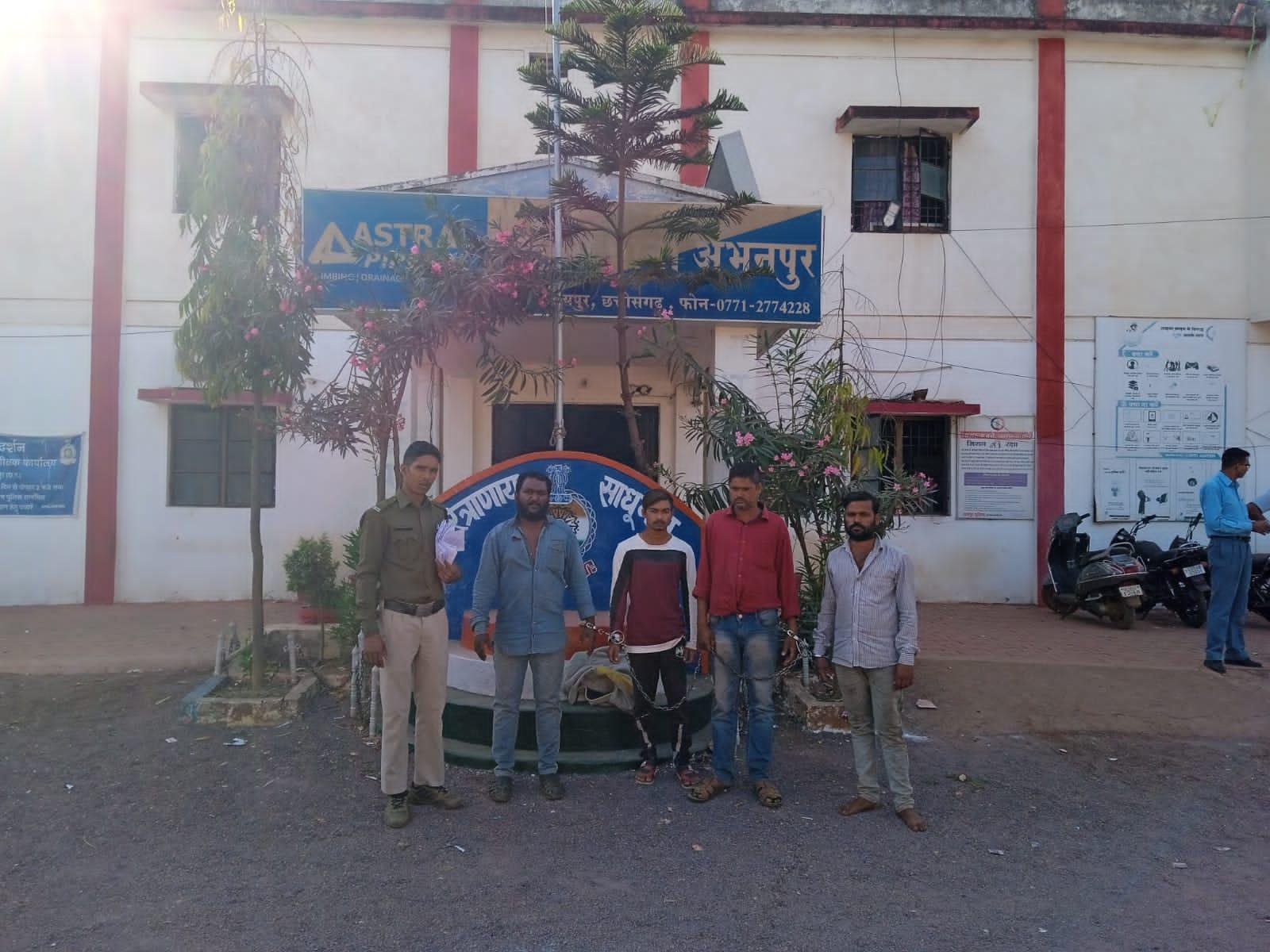 वन वृक्षारोपण को घेरे 44 बंडल लोहे की जाली चुराने वाले 4 गिरफ्तार