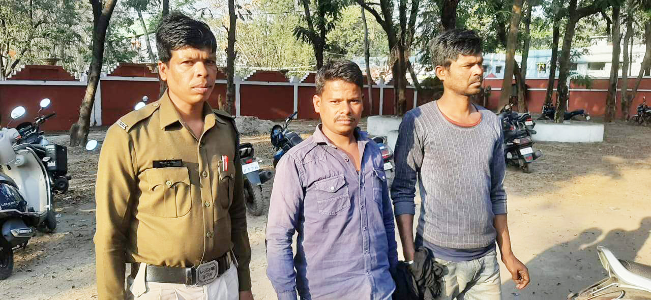 वारंटी पतासाजी के दौरान पकड़ाए 2 शातिर चोर  