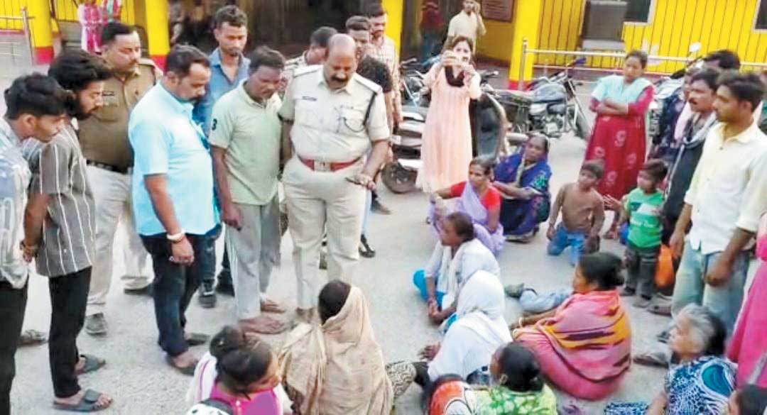 पुलिस गाड़ी की ठोकर से युवक की मौत, एक गंभीर