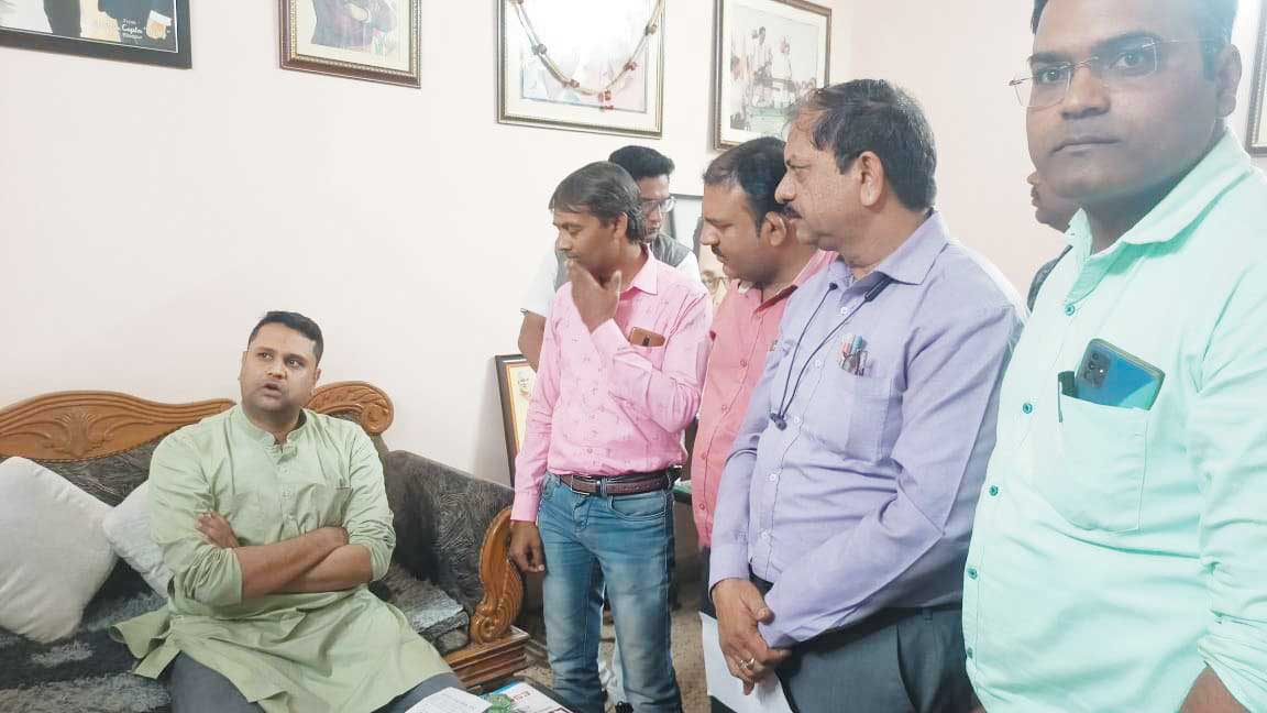 मंत्री उमेश पटेल से मिलकर शिक्षक मोर्चा ने सौंपा ज्ञापन