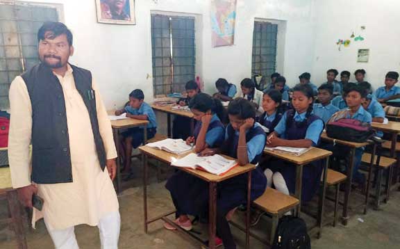 जनपद अध्यक्ष ने स्कूलों का निरीक्षण कर बच्चों से की परीक्षा पर  बात