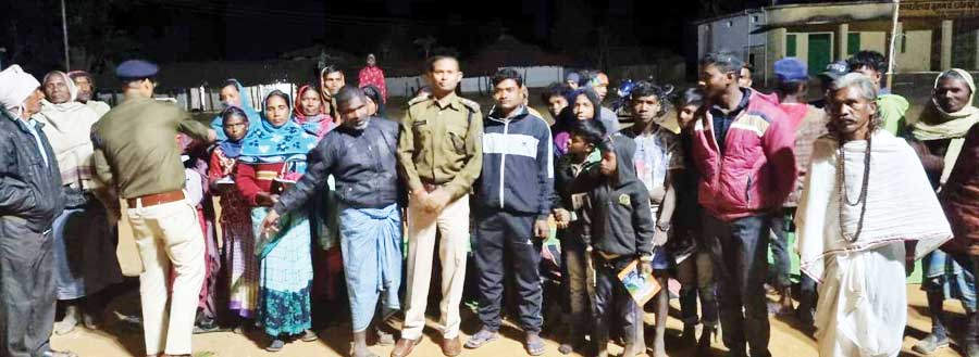 नक्सल प्रभावित गांव में पुलिस ने लगाई जन चौपाल, सुनी समस्याएं