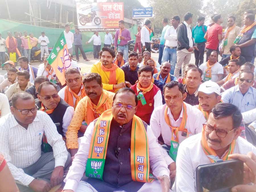 भाजपाइयों ने किया चक्काजाम, राज्य सरकार पर जमकर साधा निशाना