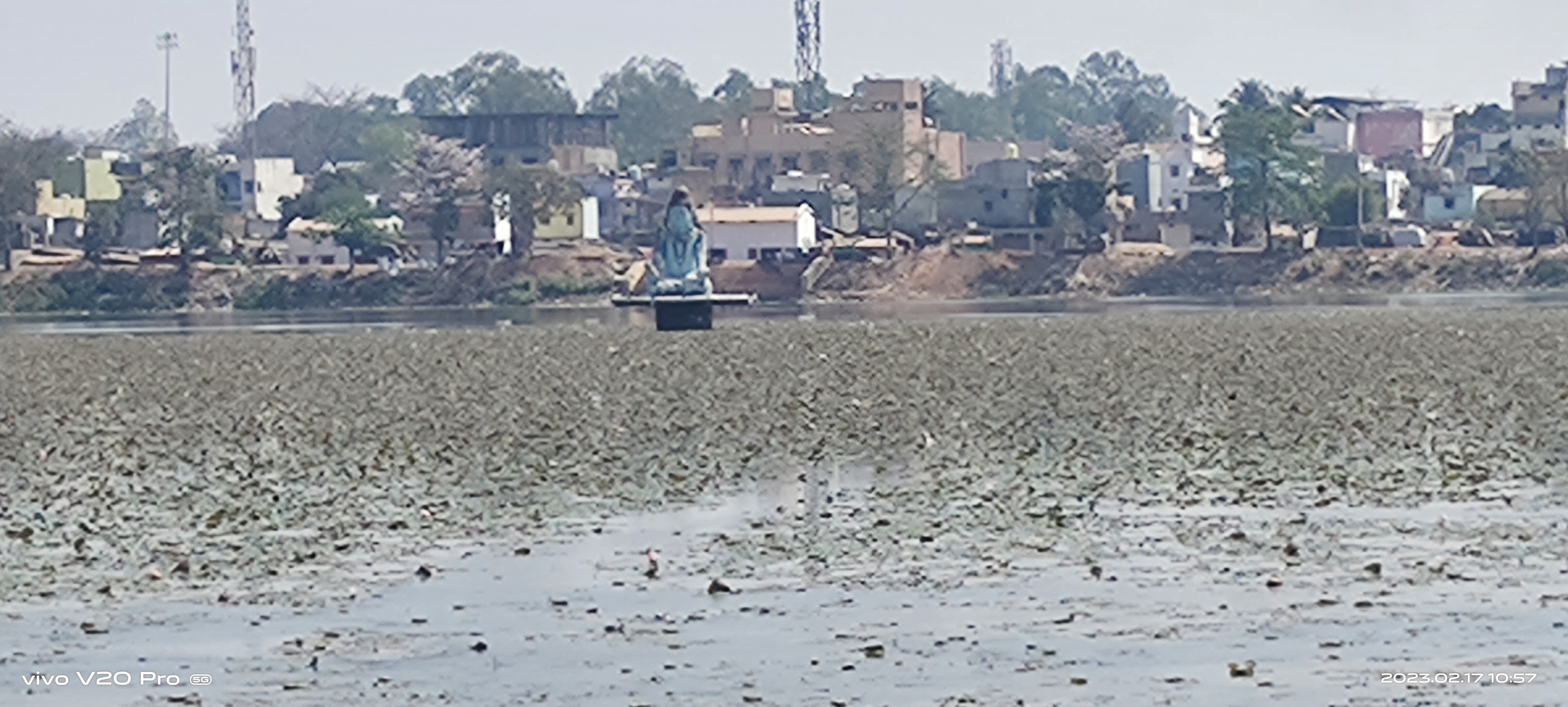 महाशिवरात्रि कल, पर गंगामुंडा तालाब के बीचोंबीच बनी शिव प्रतिमा की सफाई नहीं, श्रद्धालु नाराज