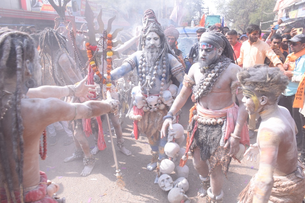 महाकाल के शोभायात्रा में कटप्पा और अघोरियों की रही धूम