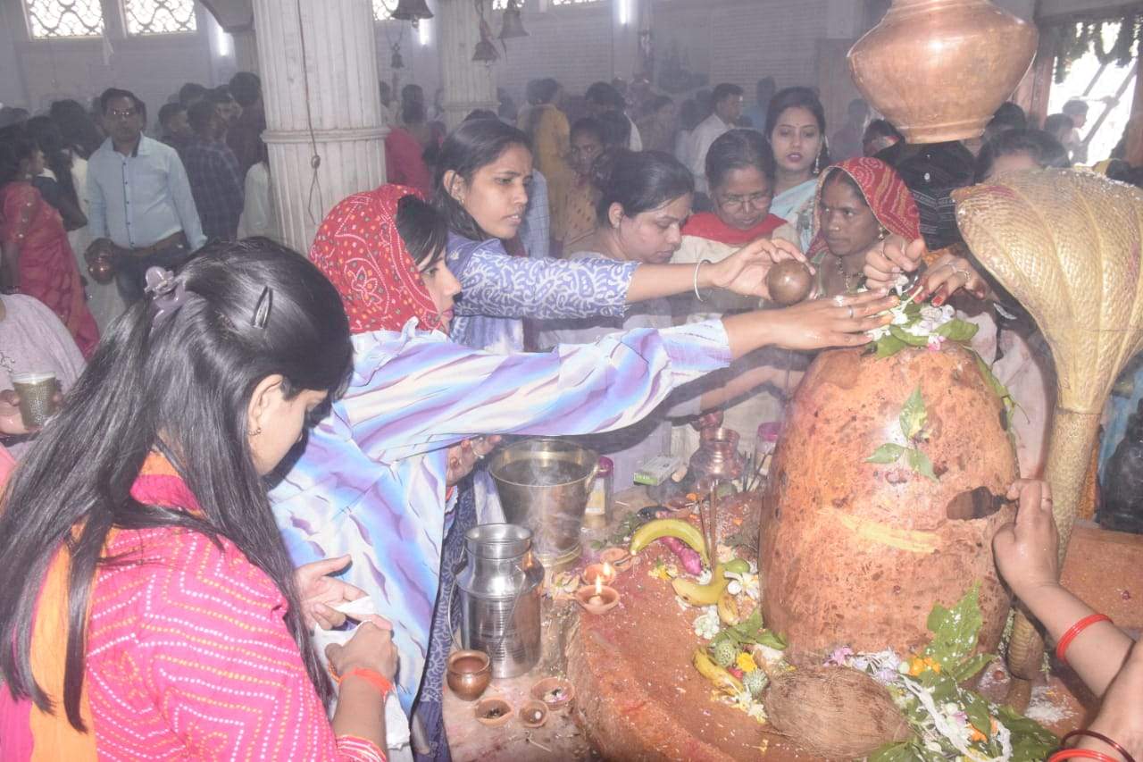 महाशिवरात्रि में पूजे गए भोलेनाथ, घरों में कथाएं और मंदिरों में जलाभिषेक