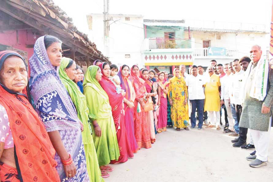 हाथ से हाथ जोड़ो यात्रा में विधायक ने गांव-गांव पहुँचकर लोगों से की मुलाकात हाथ से हाथ जोड़ो यात्रा में विधायक ने गांव-गांव पहुँचकर लोगों से की मुलाकात
