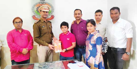 मां का गुम मोबाइल मिलने पर हैंडमेड ग्रीटिंग कार्ड भेंट कर बच्चे ने कहा - थैंक यू पुलिस अंकल