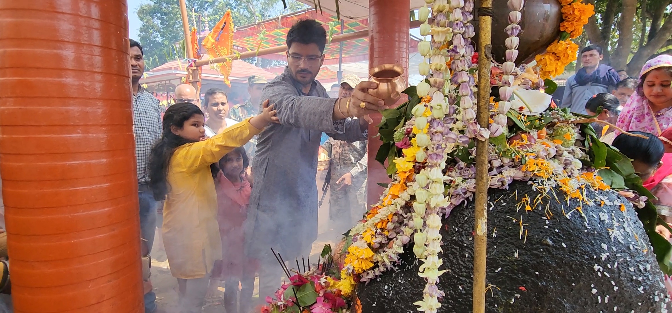 कलेक्टर ने सपरिवार कोपाबेड़ा शिवालय में की पूजा-अर्चना कलेक्टर ने सपरिवार कोपाबेड़ा शिवालय में की पूजा-अर्चना