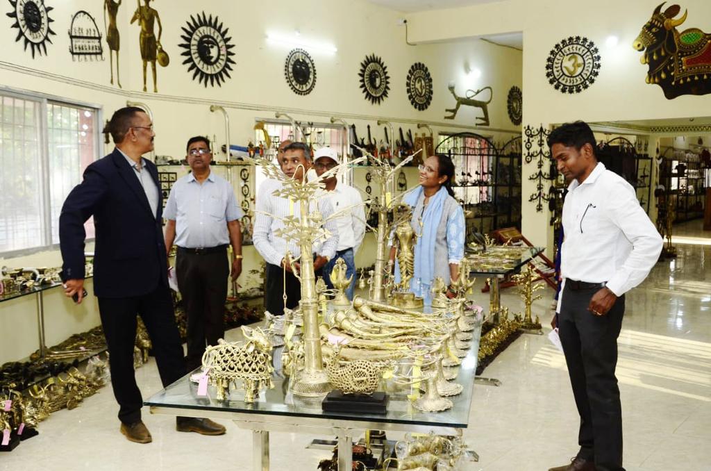 कमिश्नर ने किया शिल्पग्राम का निरीक्षण, उत्पादन की बिक्री पर जोर