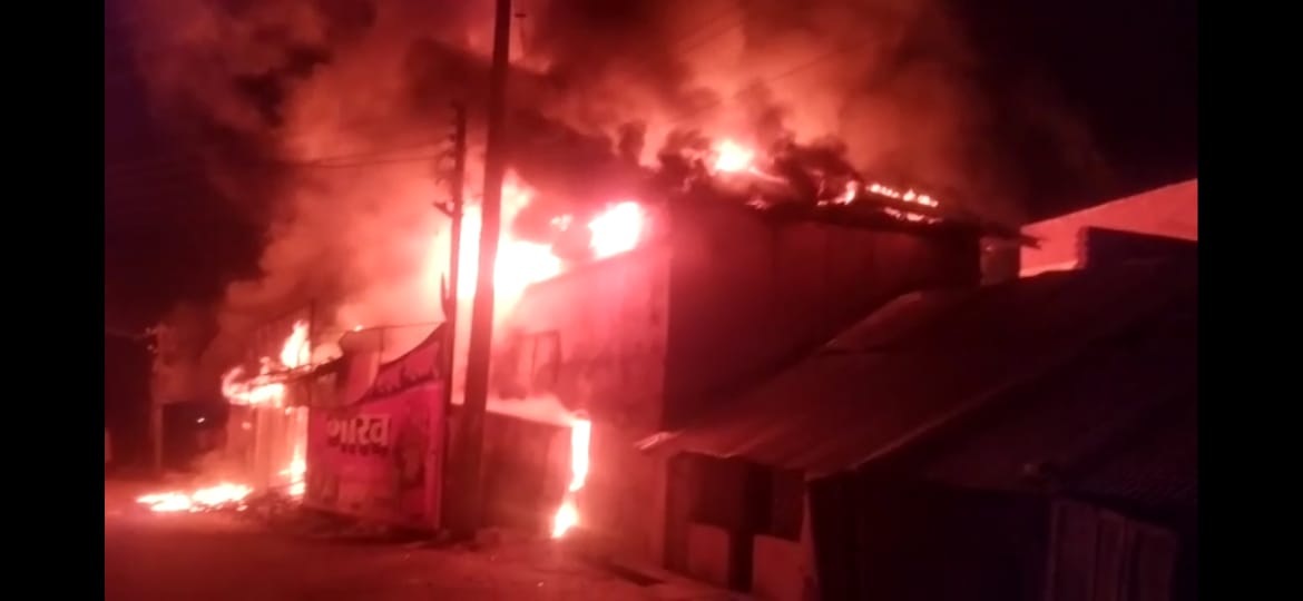 अं. चौकी में आगजनी से कपड़ा भंडार खाक
