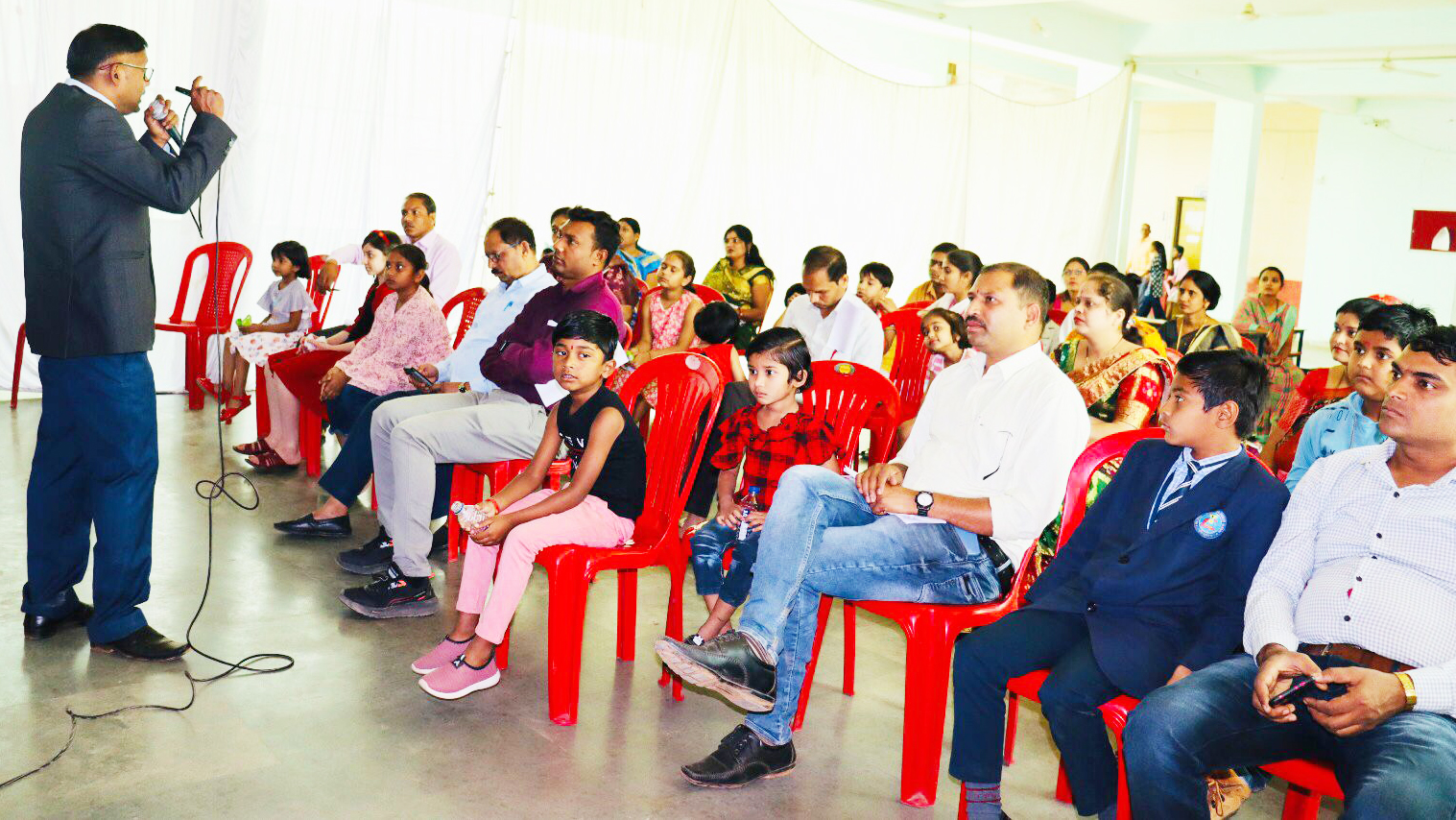 बचपन से ही शिक्षा और संस्कार देने पर जोर