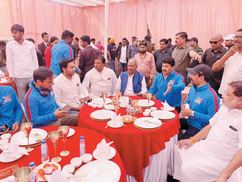 बृजमोहन के घर पहुंचे सेलिब्रिटी