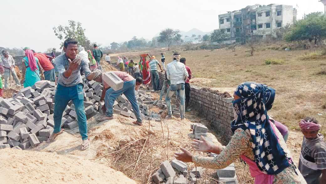 पूर्व में आंबटित भूमि का बिना कलेक्टर की अनुमति से हुआ था पंजीयन