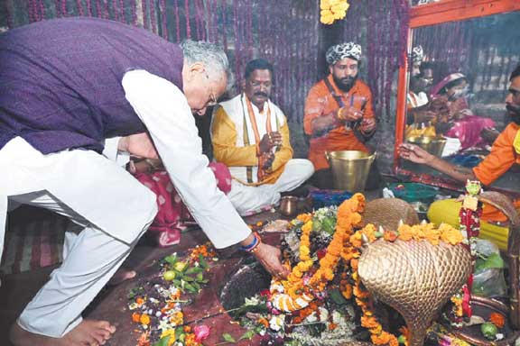 गृहमंत्री और संस्कृति मंत्री ने किया कुलेश्वर महादेव का दर्शन गृहमंत्री और संस्कृति मंत्री ने किया कुलेश्वर महादेव का दर्शन