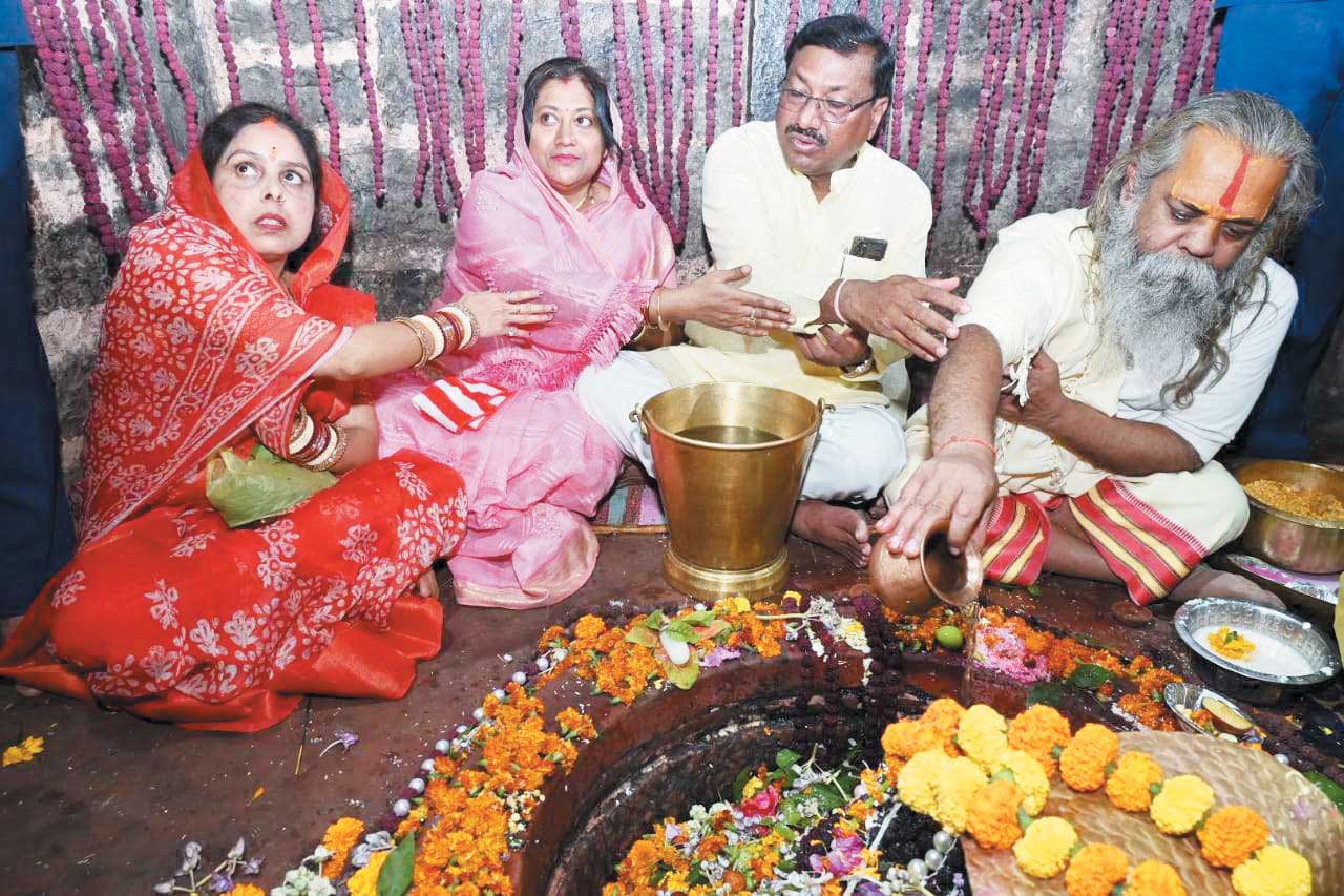 रामसुंदर दास ने की कुलेश्वरनाथ की पूजा रामसुंदर दास ने की कुलेश्वरनाथ की पूजा