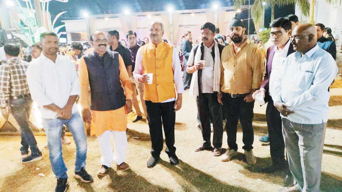 भाजपा नेता के बेटे की शादी  में शामिल हुए जनप्रतिनिधि