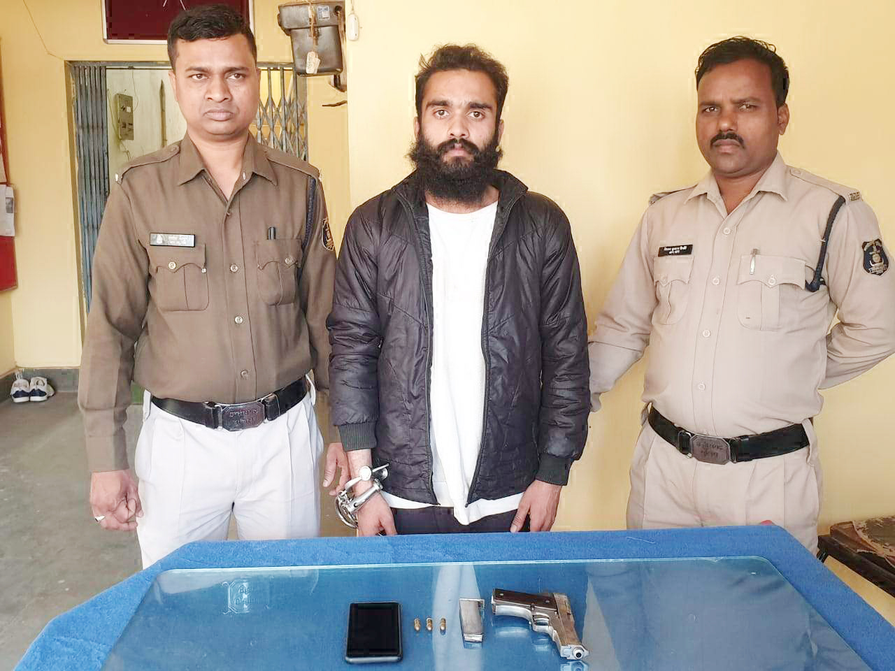 देशी पिस्टल एवं गोली बेचने आया युवक चढ़ा पुलिस के हत्थे