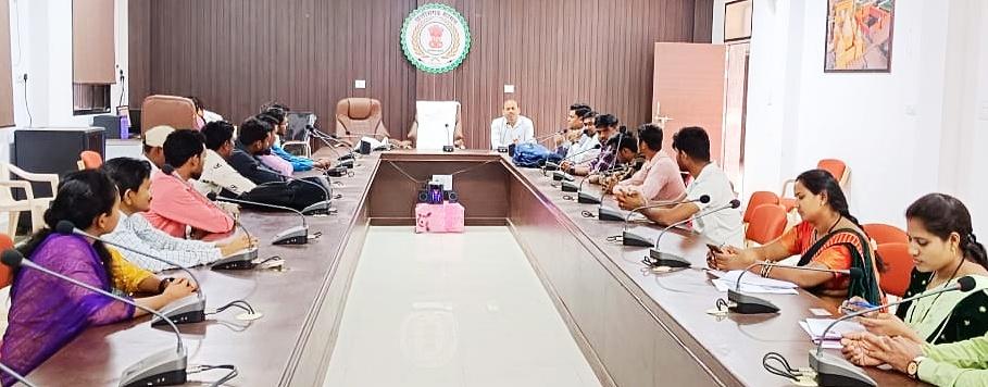 लोक सेवा केंद्र के सभी जनकल्याणकारी योजनाओं को गंभीरता से पूरा करें-कलेक्टर