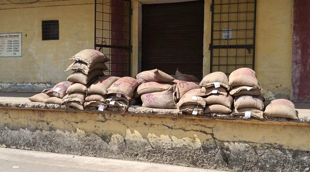 सरकारी गोदाम में आधी पिकअप लगा गार्ड कर रहा था चावल की चोरी सरकारी गोदाम में आधी पिकअप लगा गार्ड कर रहा था चावल की चोरी