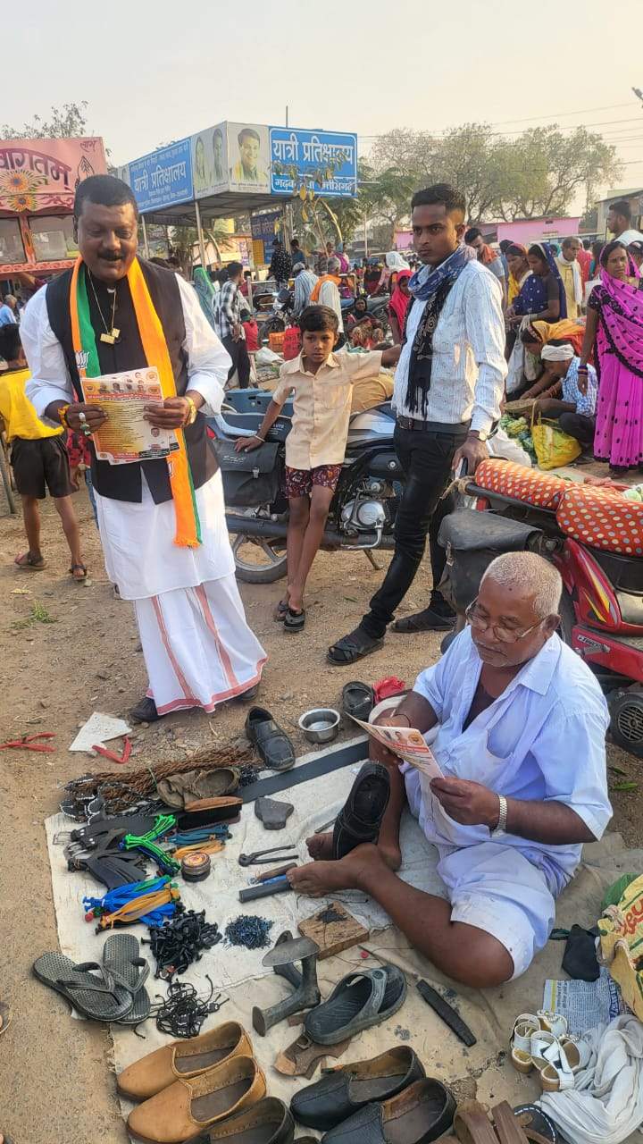 जंगल मुड़ीपार बाजार में बांटा पाम्प्लेट