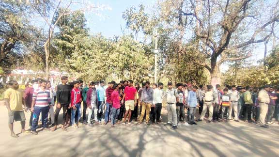 पुलिस की छापेमार कार्रवाई में 217 पकड़ाएं