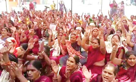 अल्टीमेटम के बाद भी अपनी मांगों को लेकर हड़ताल पर डटी महिला कार्यकर्ता