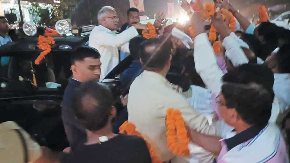 सीएम का कांग्रेसियों ने किया जोरदार स्वागत सीएम का कांग्रेसियों ने किया जोरदार स्वागत