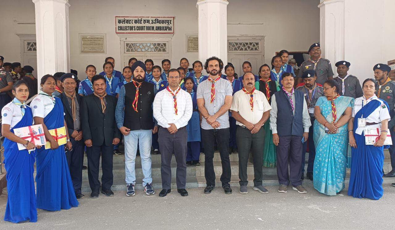 राष्ट्रीय जंबूरी में शामिल सरगुजा के 14 सदस्यीय दल को कलेक्टर ने दिया प्रमाण पत्र