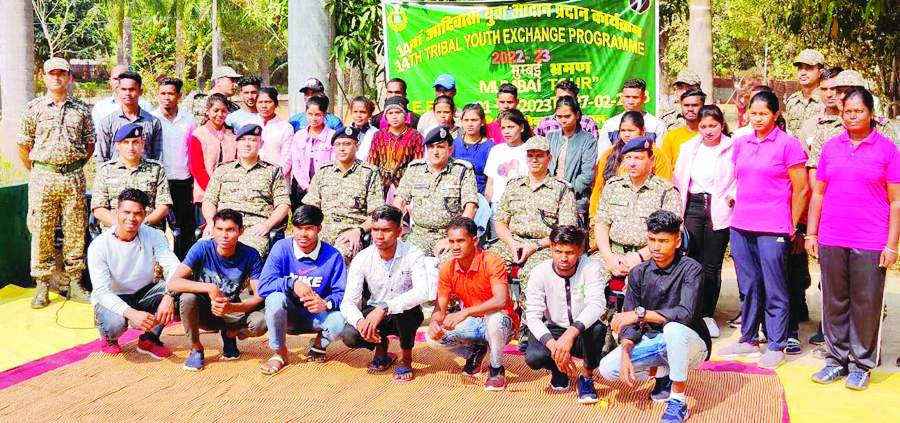 नक्सल प्रभावित इलाके से आदिवासी युवा मुम्बई रवाना 