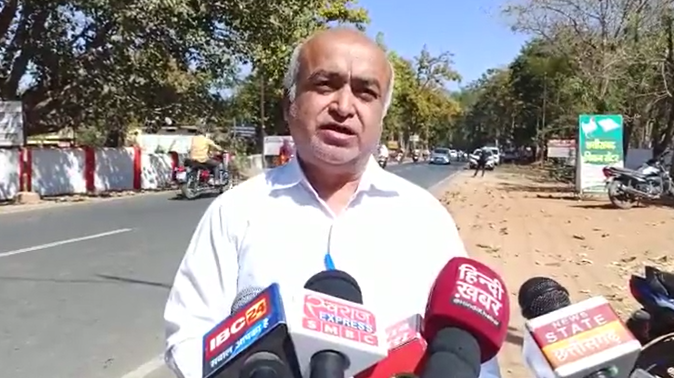 भारत के नक्शे पर जूता पहने अक्षय कुमार का वीडियो, पेंड्रा के वकील ने शिकायत दर्ज कराई