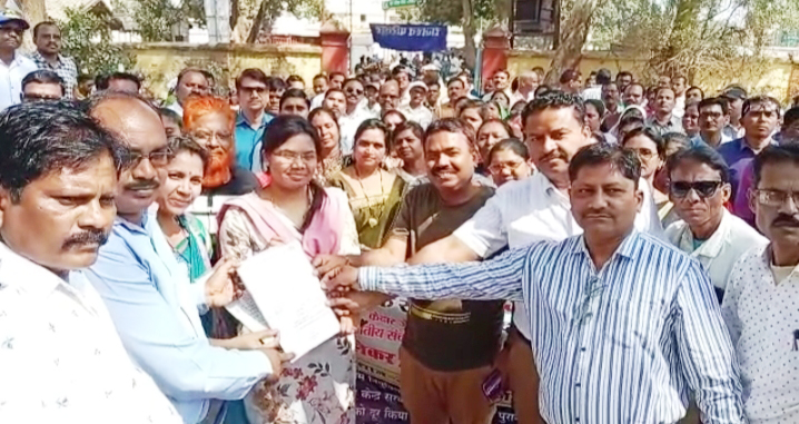 पुरानी पेंशन समेत मांगों को ले निकाली रैली, धरना-प्रदर्शन कर ज्ञापन सौंपा पुरानी पेंशन समेत मांगों को ले निकाली रैली, धरना-प्रदर्शन कर ज्ञापन सौंपा