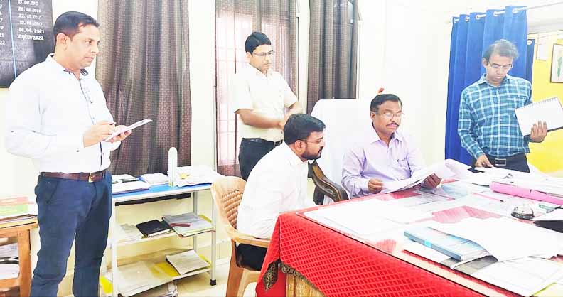 संभागायुक्त कावरे ने तहसीलदार, नायब तहसीलदार सहित 5 आरआई को थमाया नोटिस  