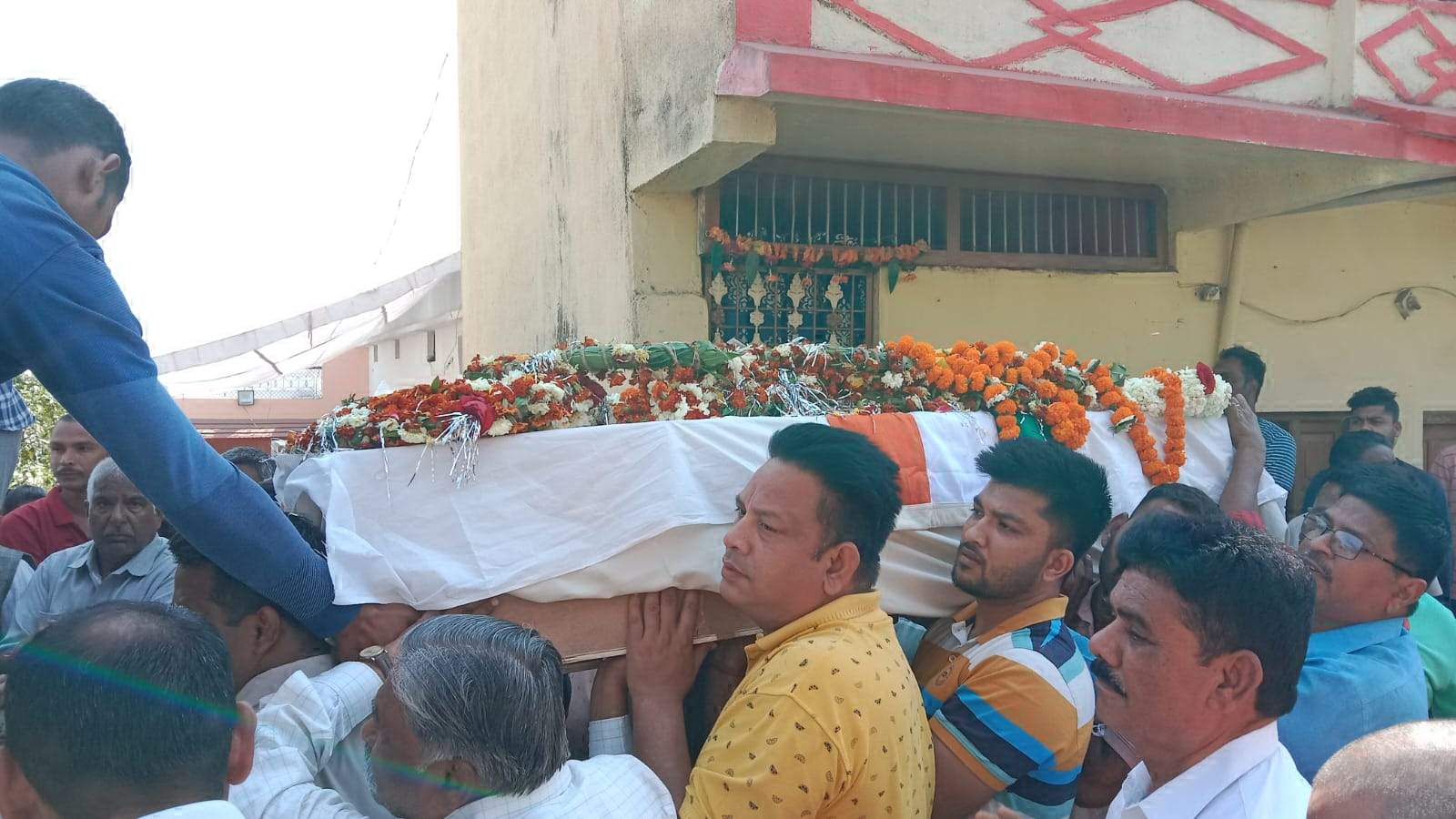 शहीद पर बरसाए लोगों ने फूल