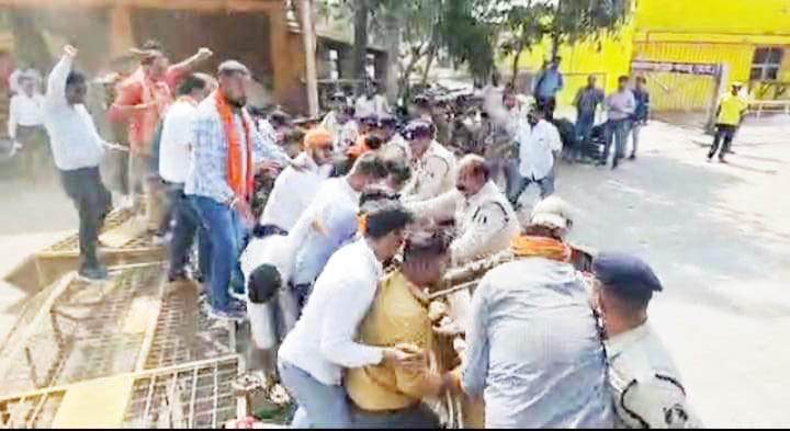 भाजपाईयों ने बाईक रैली निकाल घेरा विधायक निवास