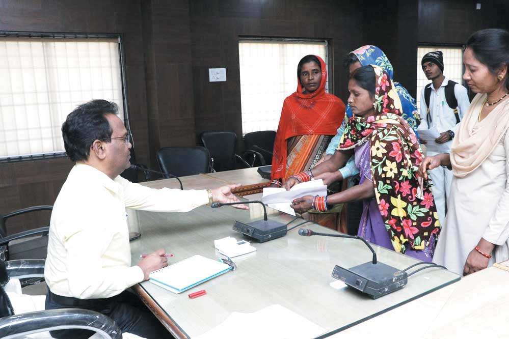 कलेक्टर ने सुनी लोगों की समस्याएं