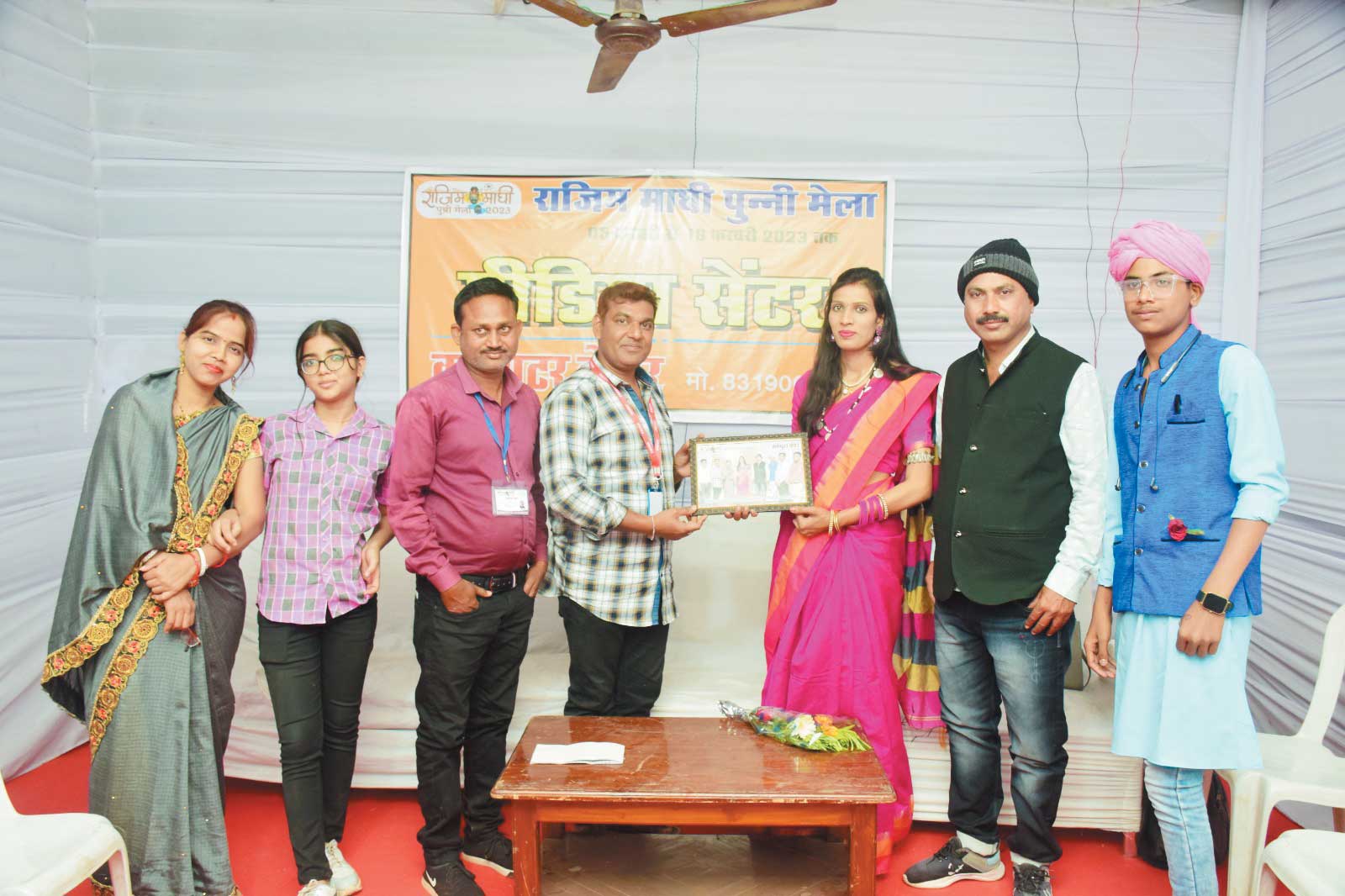 मीडिया सेंटर में सम्मान पाकर गदगद हुए कलाकार मीडिया सेंटर में सम्मान पाकर गदगद हुए कलाकार