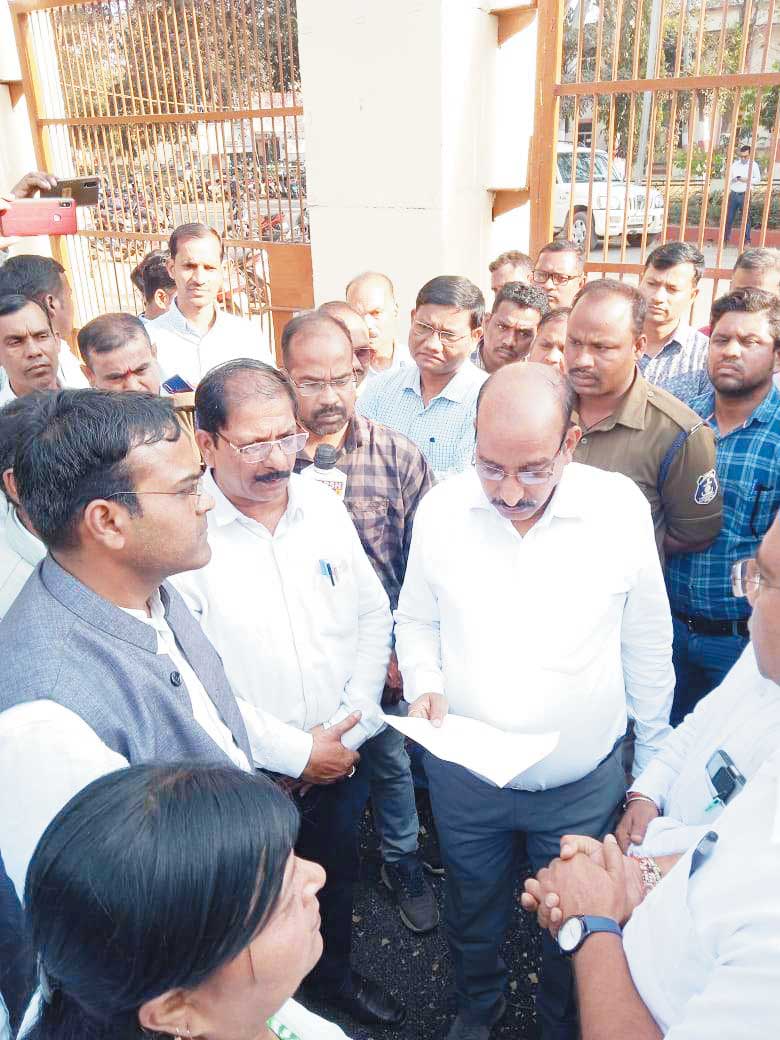 5 सूत्रीय मांगों को ले शिक्षक मोर्चा का धरना