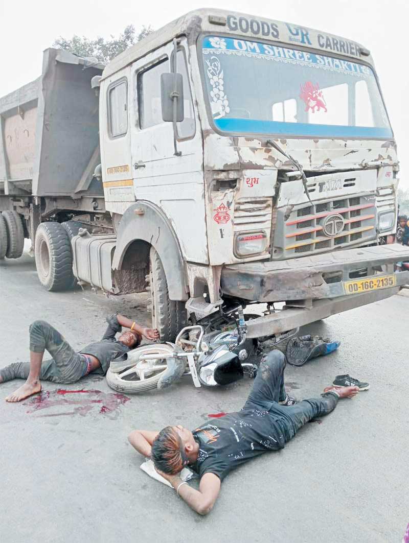 ट्रेलर की ठोकर से बाइक सवार 2 युवक गंभीर