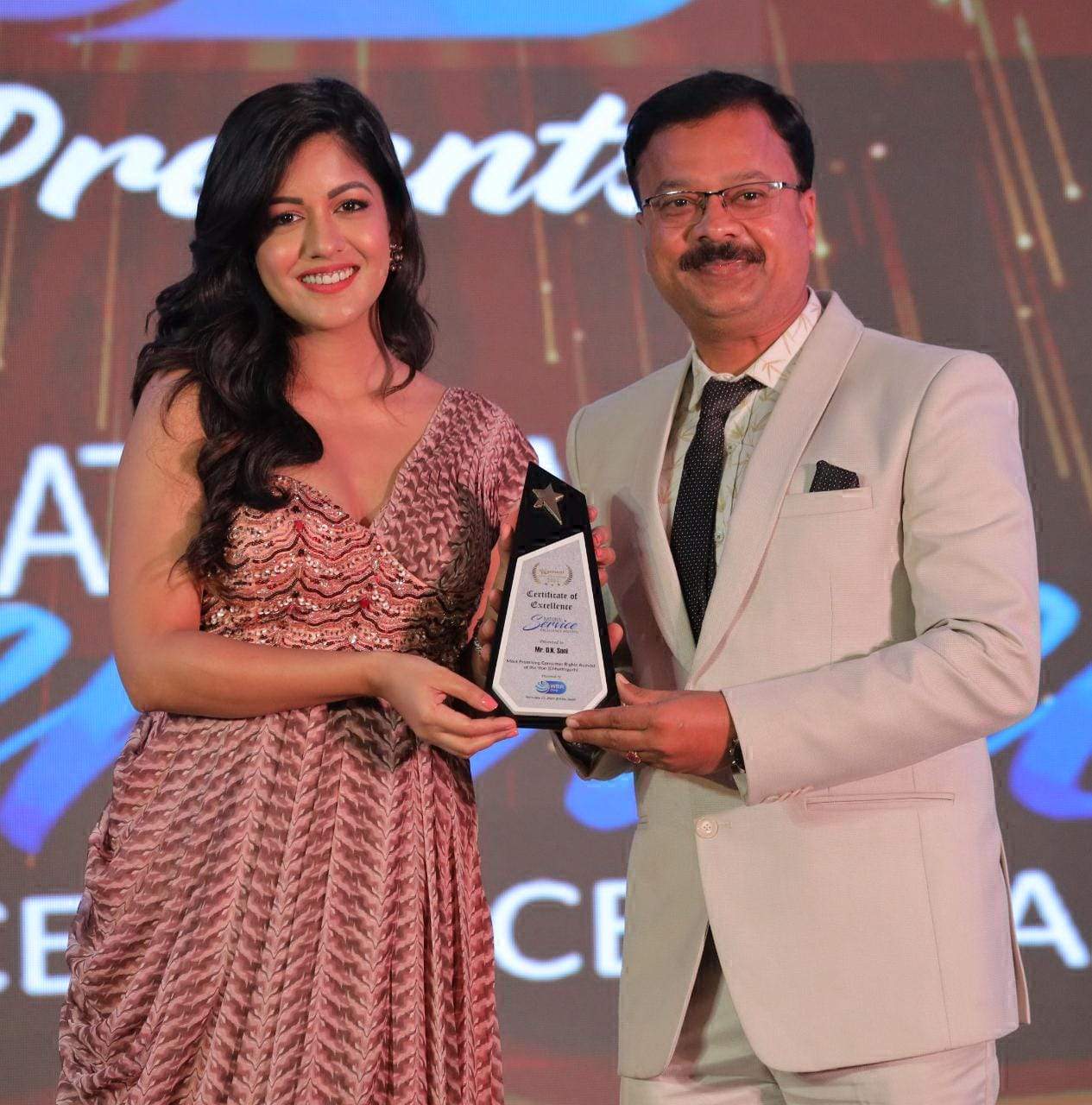 एक्ट्रेस इशिता के हाथों डीके सोनी को मिला अवॉर्ड 