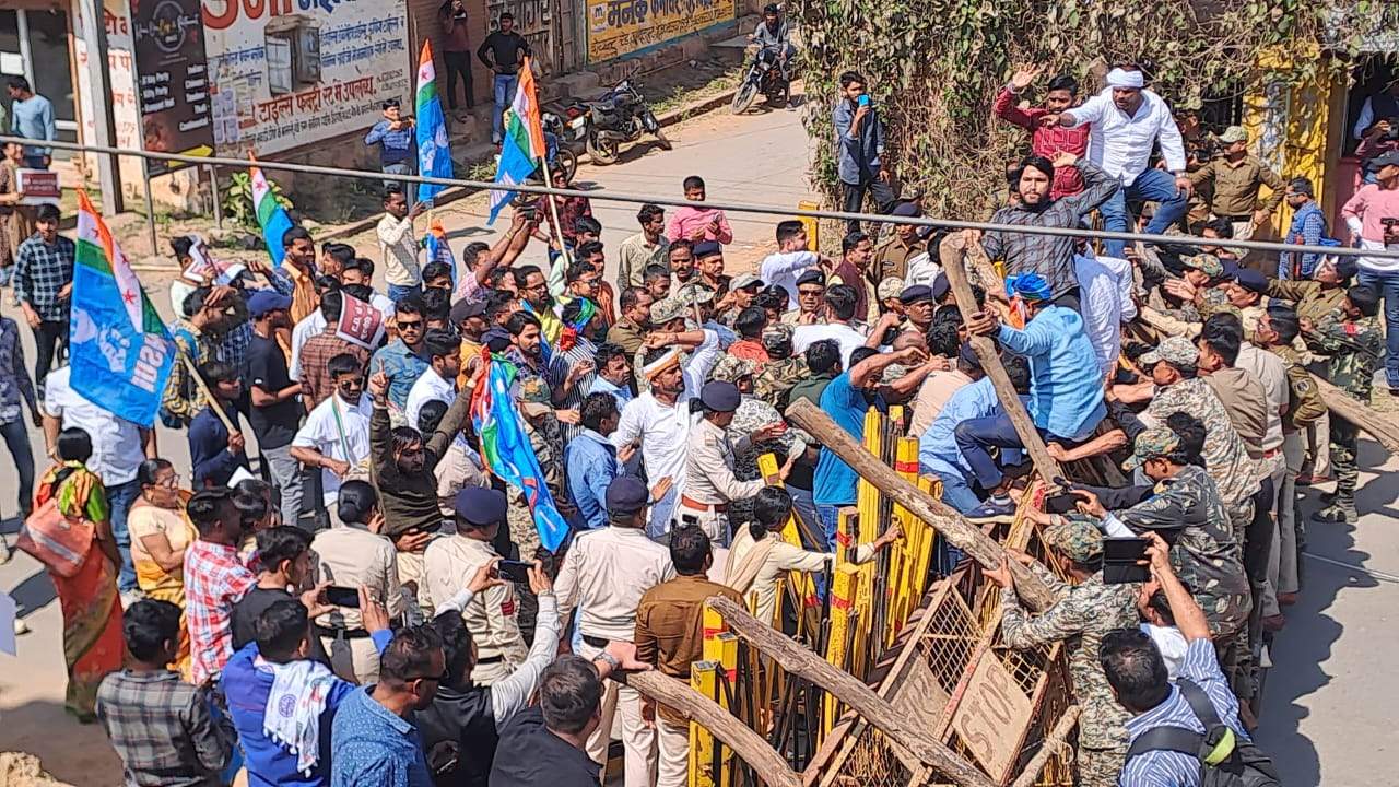 ईडी के छापों से भडक़ी कांग्रेस 