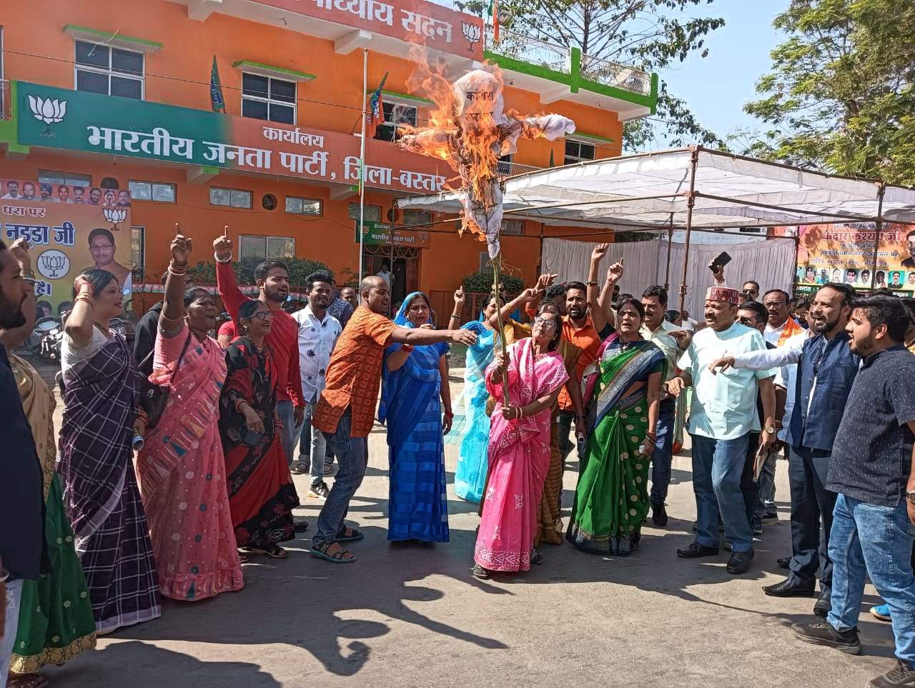 भाजपा महिला मोर्चा ने मुख्यमंत्री का पुतला फूंका