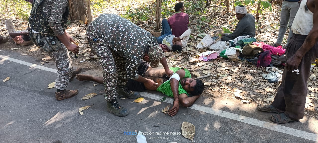 ओवरलोड ट्रक के नीचे दबे शव को आईटीबीपी जवानों ने निकाला